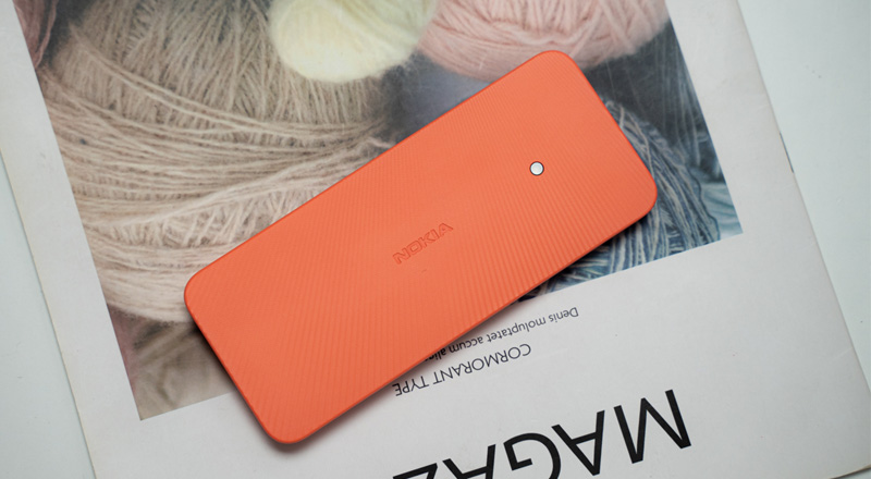 Nokia 220 4G sở hữu bộ khung và mặt lưng nhựa bền bỉ