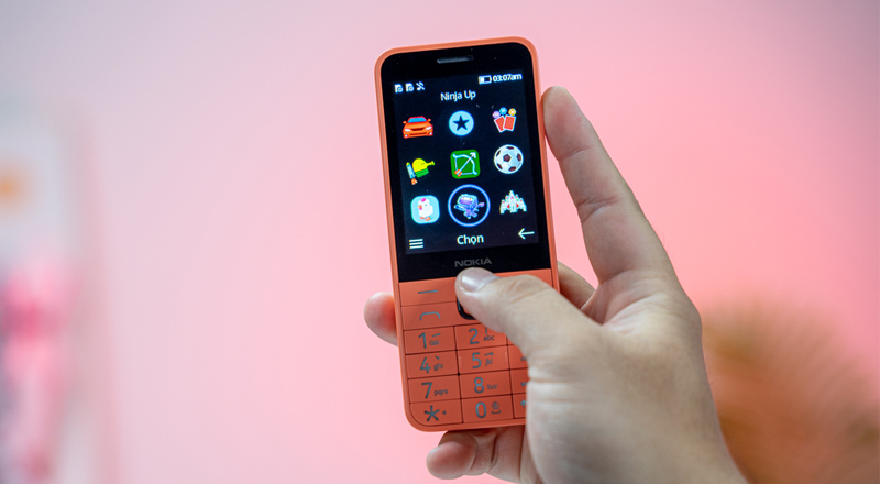 Nokia 220 4G mang đến không gian hiển thị rộng rãi 