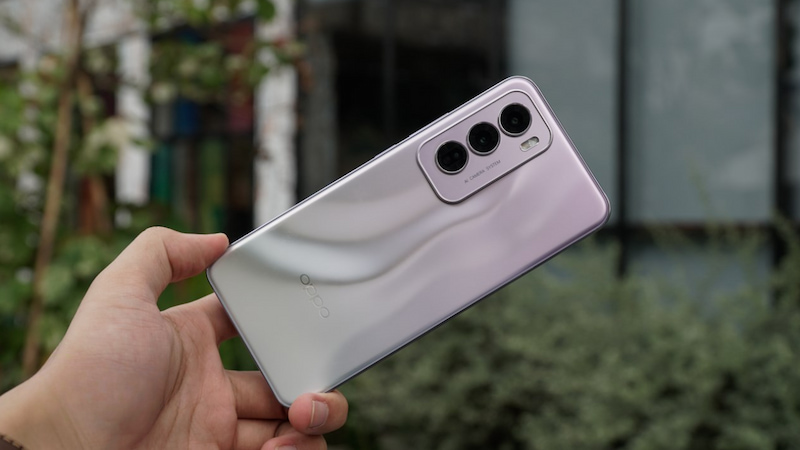 OPPO Reno12 Pro 5G cho trải nghiệm cầm nắm thoải mái