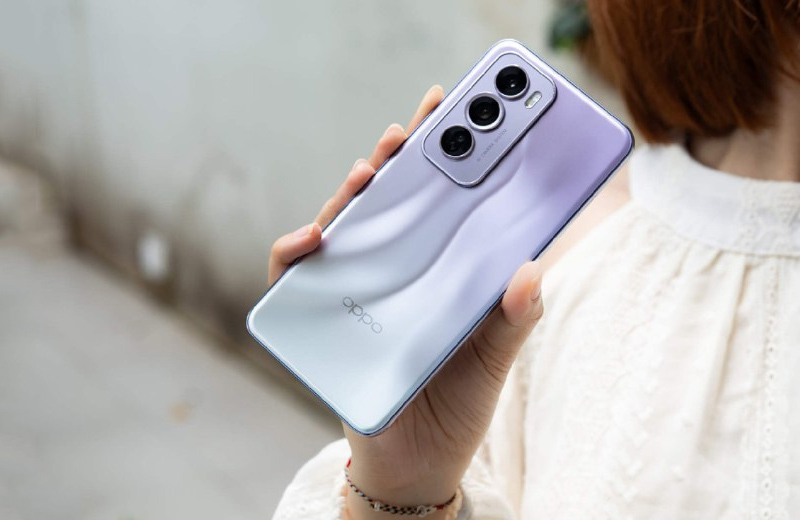 OPPO Reno12 pro 5G mang đến cảm giác cầm nắm nhẹ nhàng