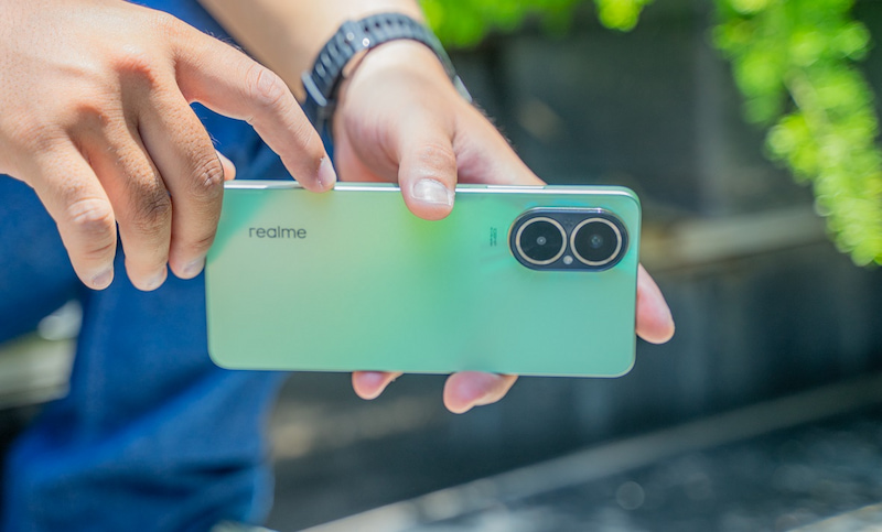 Realme C67 cho trải nghiệm cầm nắm thoải mái