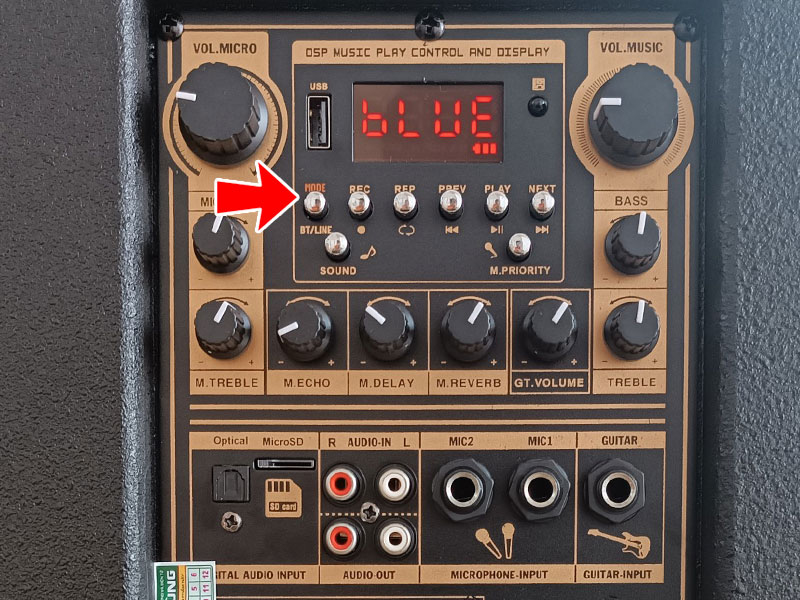 Bấm nút Mode để chọn chế độ kết nối là bluetooth