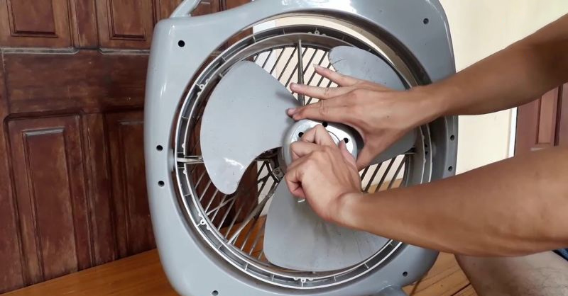 Hướng dẫn cách tháo và vệ sinh quạt hộp đơn giản