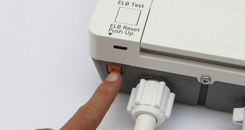 Nhấn nút nguồn để bật máy nước nóng gián tiếp Ariston