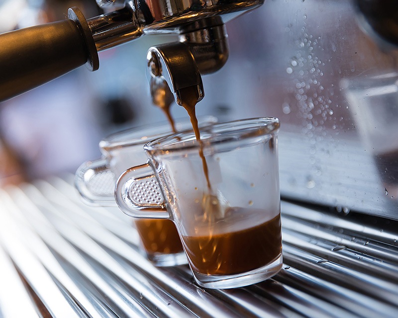 Bắt đầu chiết xuất cà phê Espresso