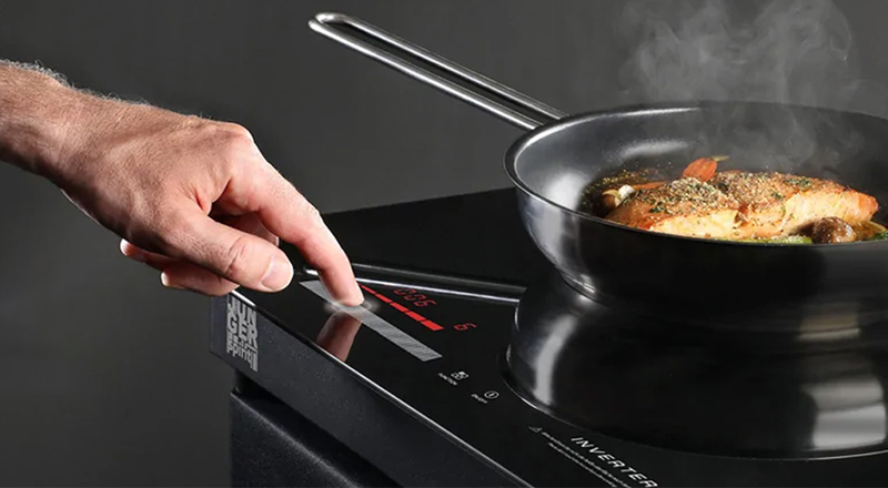 Bảng điều khiển cảm ứng dễ sử dụng của bếp từ 