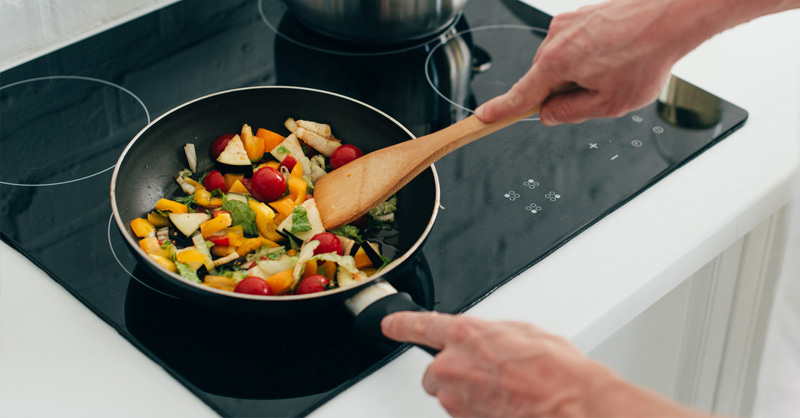 Chảo chống dính là dụng cụ nấu nướng được dùng gần như mỗi bữa ăn