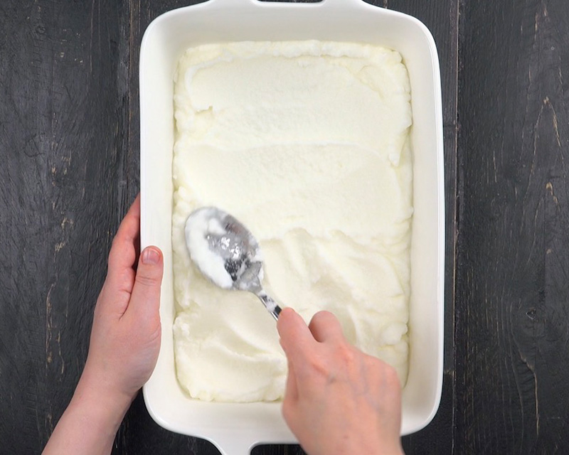 Cho hỗn hợp kem sữa trứng vào khuôn kem