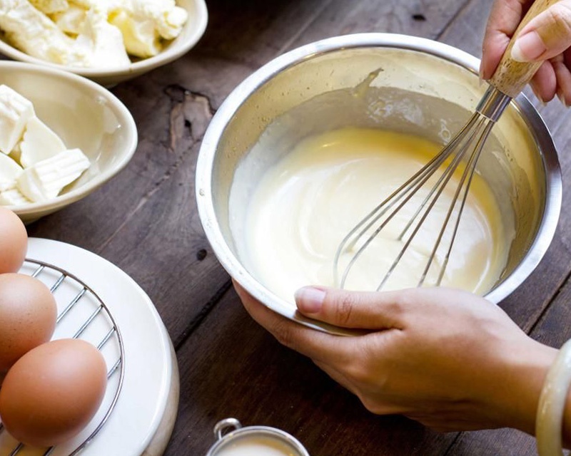 Đánh trứng và chế biến hỗn hợp kem sữa