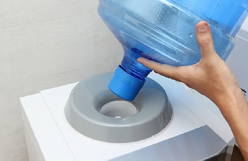 Cắm điện, đặt bình nước lên cây nước nóng lạnh 