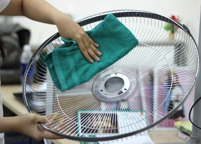 Vệ sinh lồng quạt bằng khăn ẩm 