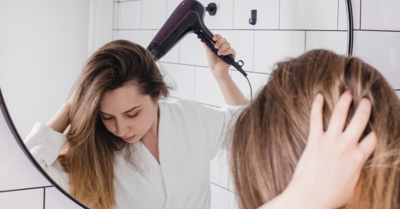 Dùng khăn mềm thấm bớt nước trên tóc trước khi sấy