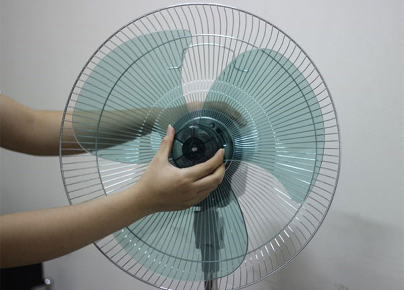 Kiểm tra trục quay, sau đó lắp lồng quạt và cánh quạt vào vị trí cũ