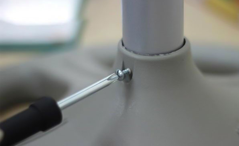 Nên kiểm tra tình trạng các ốc vít trên quạt trần sau khi vệ sinh 