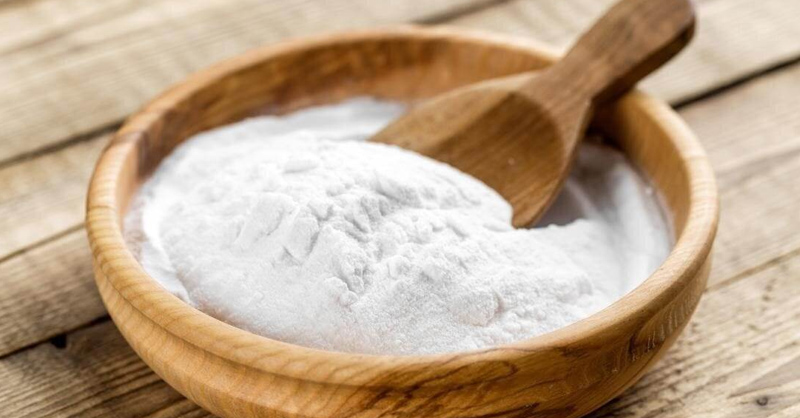 Làm sạch bàn ủi với bột baking soda 