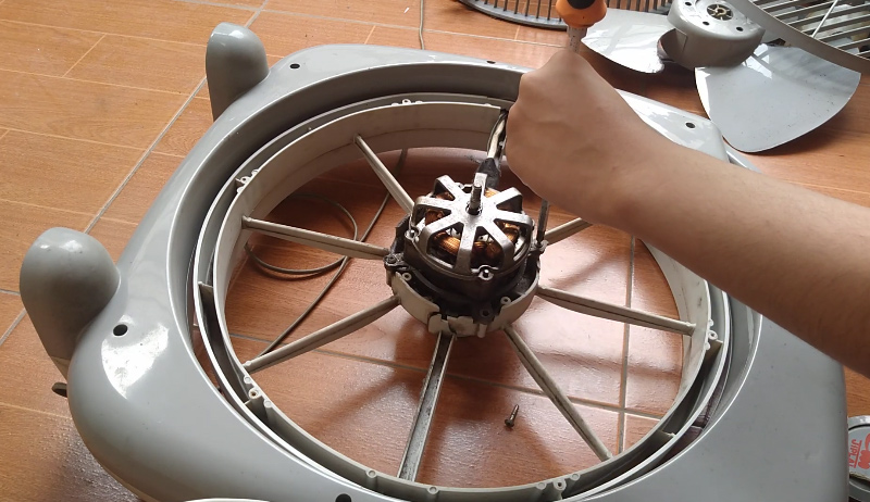 Tháo các ốc cố định trên động cơ quạt để lấy toàn bộ bộ phận động cơ ra ngoài