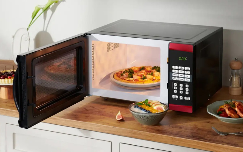 Lò vi sóng giúp hâm nóng thức ăn, rã đông thực phẩm nhanh chóng 