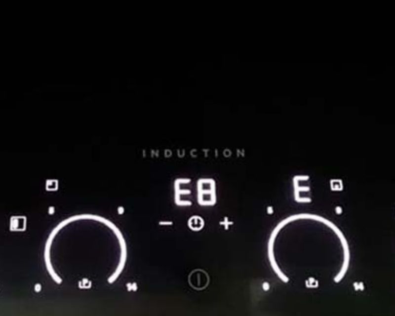 Màn hình LED hiển thị lỗi E8 cho thấy bếp từ đang gặp vấn đề