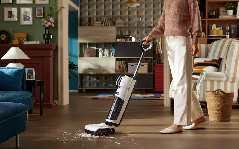 Máy hút bụi gồm nhiều bộ phận như mô-tơ, đầu hút 