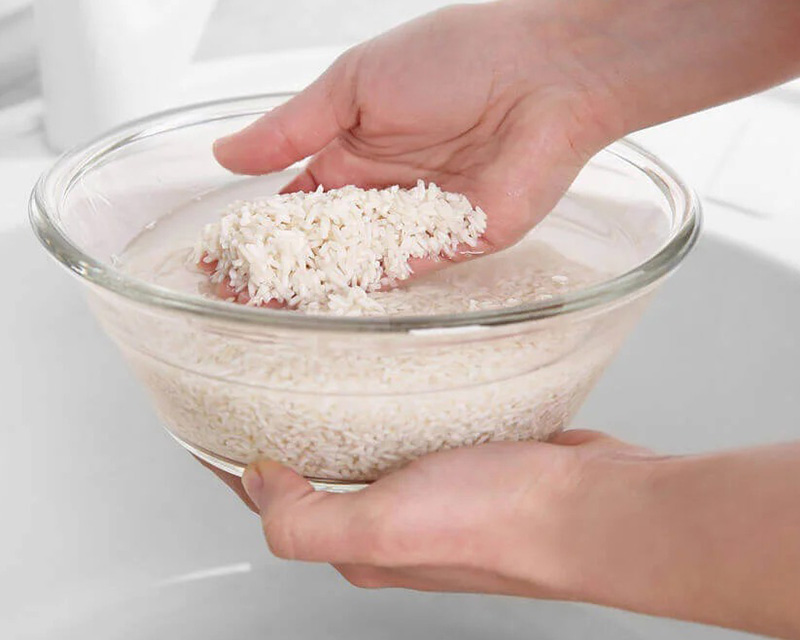 Ngâm gạo nếp đã vo trong nước lạnh từ 6 - 8 tiếng