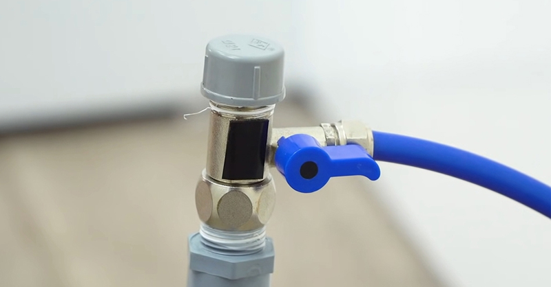 Trước khi thay lõi lọc cần ngắt nguồn điện và khóa van nước