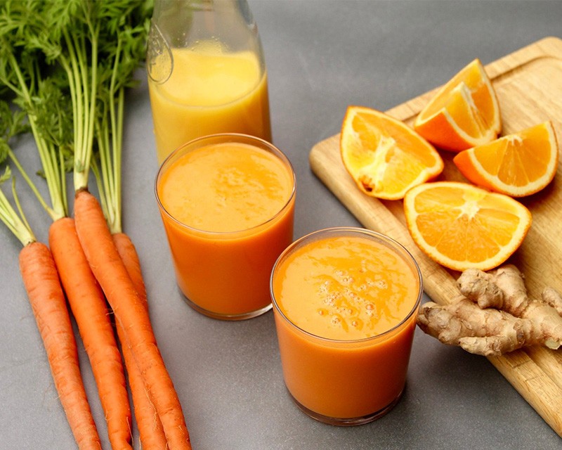 Nước ép cam và cà rốt có tác dụng rất tốt trong việc giảm đau bụng dưới
