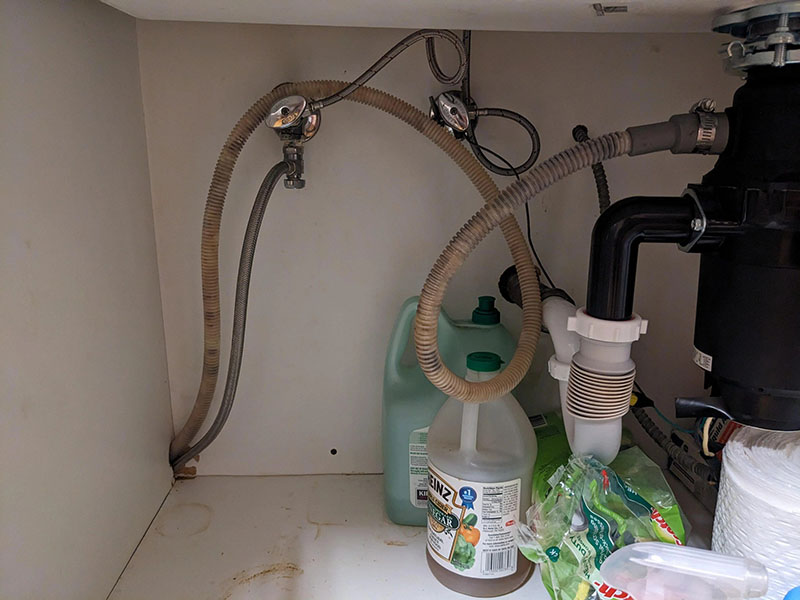 Ống thoát nước của máy rửa chén bị xoắn
