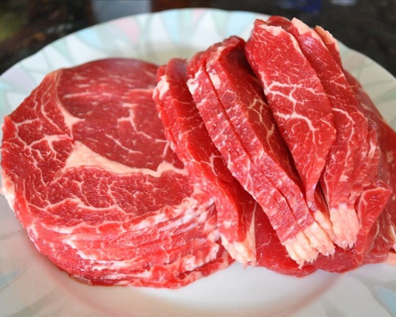 Sơ chế thịt thăn bò và các nguyên liệu khác
