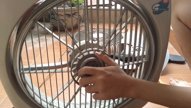 Tháo lồng quạt ở phía trước