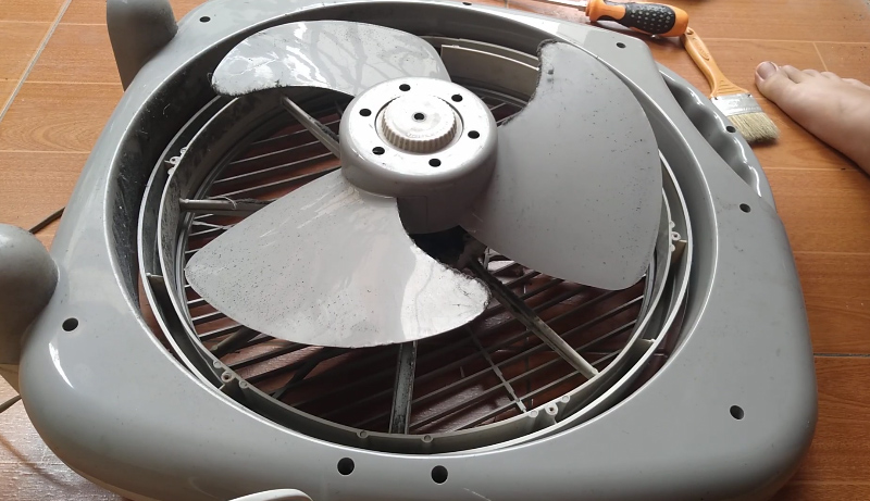 Tháo lồng quạt phía sau rồi tháo cánh quạt