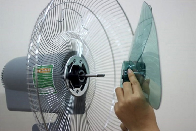 Tháo lồng quạt trước rồi tháo cánh quạt