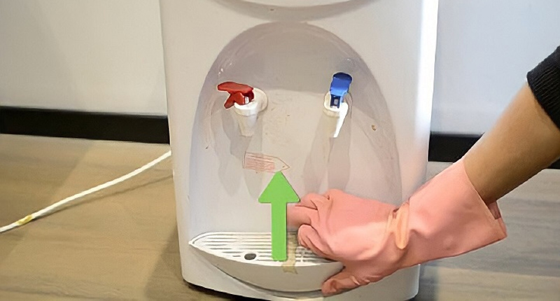 Tháo rời từng bộ phận của cây nước nóng lạnh và tiến hành vệ sinh 