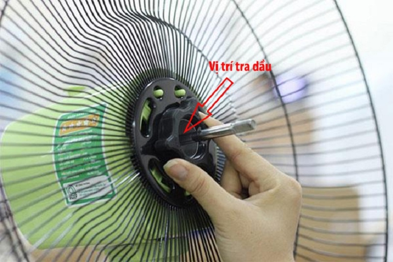 Tra 3 - 5 giọt dầu vào trục quay của quạt