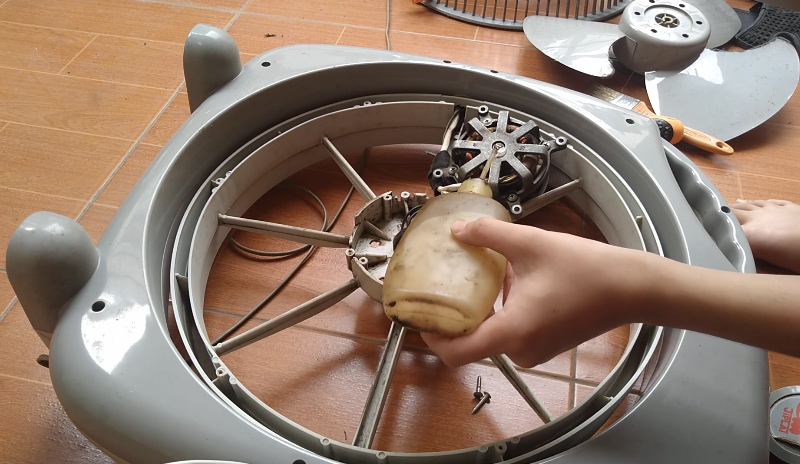 Tra dầu tâm trục quay của động cơ