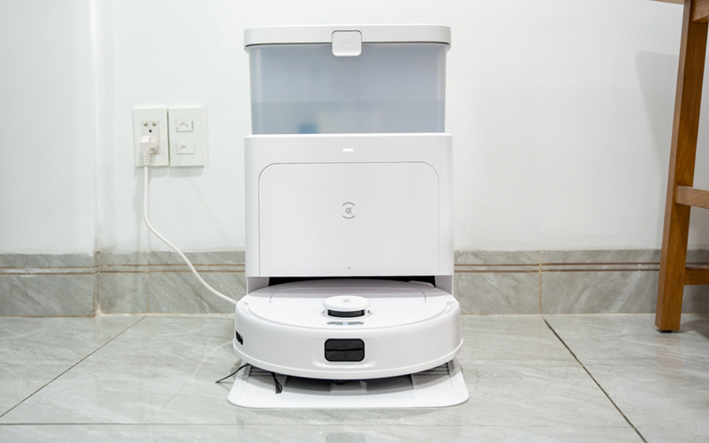 Trạm Omni của Ecovacs Deebot N30 Pro Omni có thiết kế gọn gàng