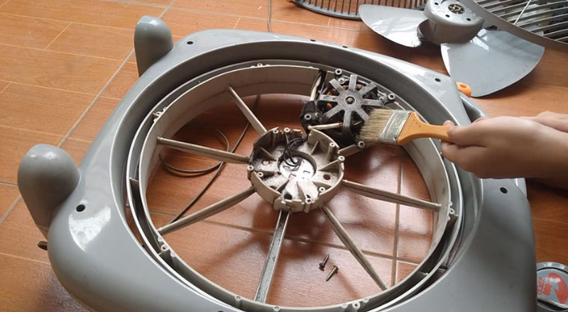 Sử dụng chổi lông mềm để vệ sinh động cơ quạt 