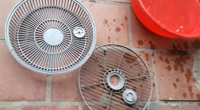 Vệ sinh lồng quạt của quạt hộp