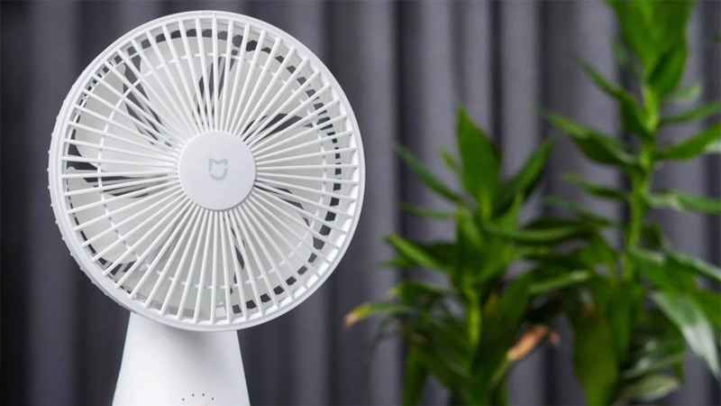 Vệ sinh quạt tích điện giúp loại bỏ bụi bẩn, vi khuẩn và tác nhân gây mùi 