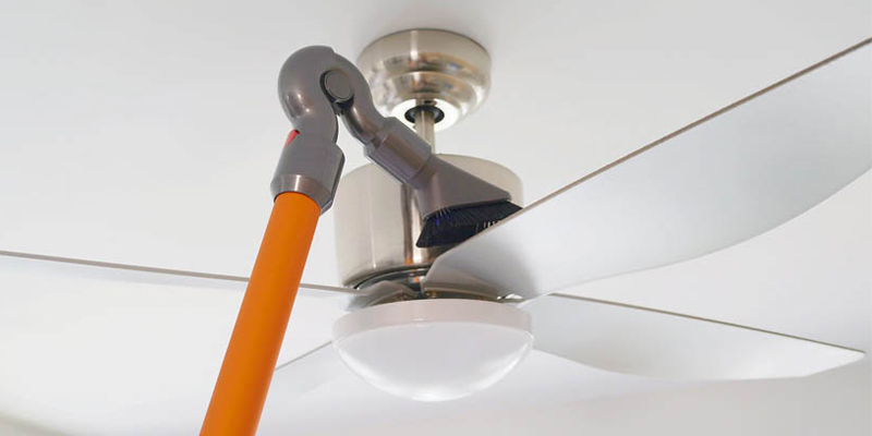 Kiểm tra xem máy hút bụi có đầu hút phù hợp để vệ sinh quạt trần không 