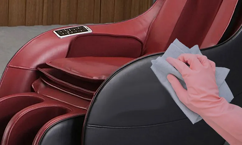 Vệ sinh toàn bộ bề mặt ghế massage 