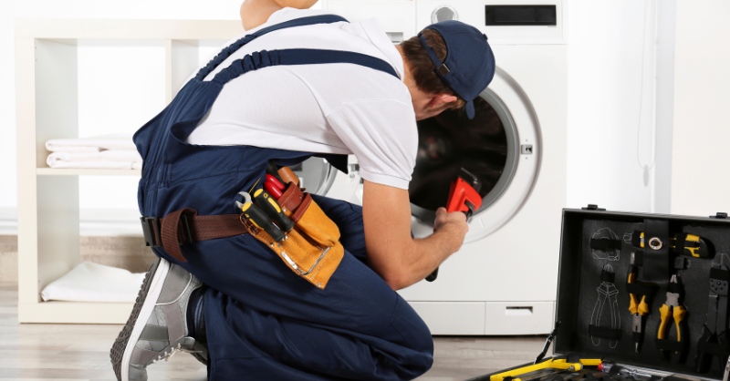 Bạn nên gọi ngay cho kỹ thuật viên có kinh nghiệm để họ kiểm tra và sửa chữa đúng cách