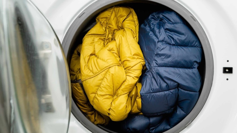 Có thể làm sạch áo phao bằng máy giặt với chương trình giặt phù hợp
