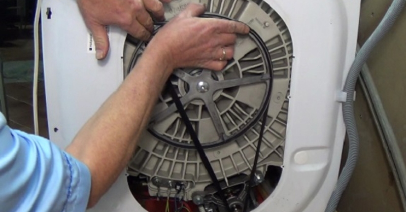 Dây curoa bị đứt, lỏng có thể gây ra lỗi máy giặt Sharp không xả nước.