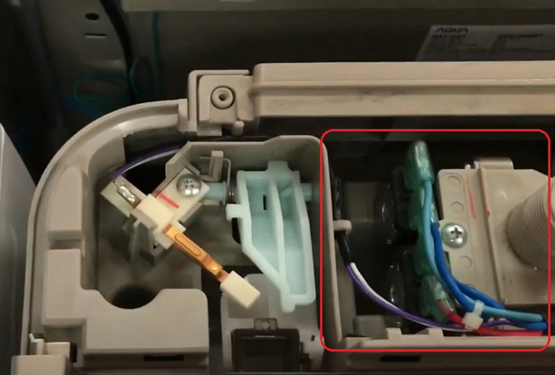 Đường dây điện từ công tắc cửa đến mạch điều khiển của máy giặt