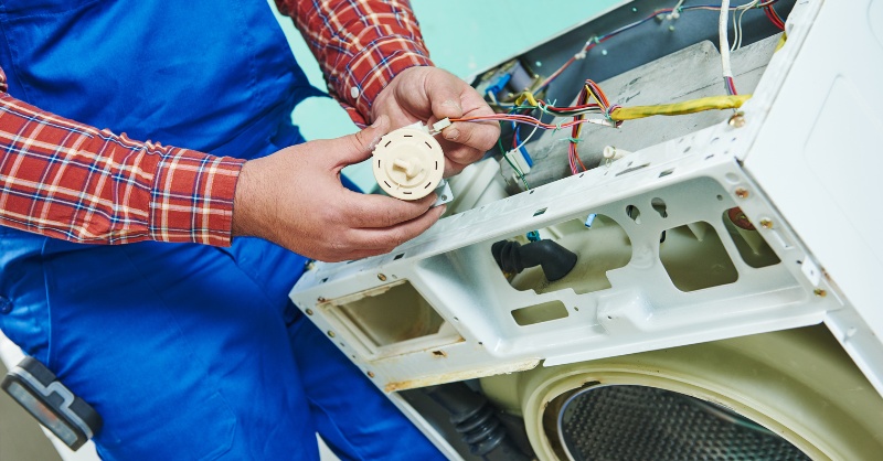 Kiểm tra bo mạch để khắc phục lỗi E91 máy giặt Electrolux