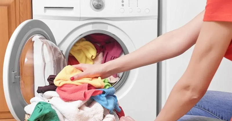 KIểm tra quần áo trước khi giặt để hạn chế xuất hiện mã lỗi