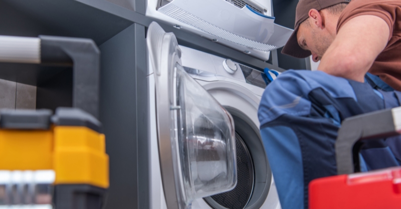 Liên hệ trung tâm bảo hành hoặc thợ sửa chữa chuyên nghiệp khi máy giặt bị ngập nước