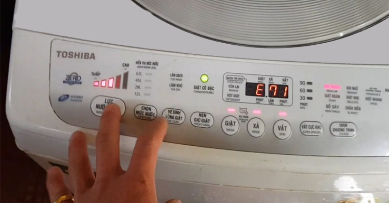 Lỗi E71 máy giặt Toshiba xảy ra khi bảng điều khiển không phản hồi