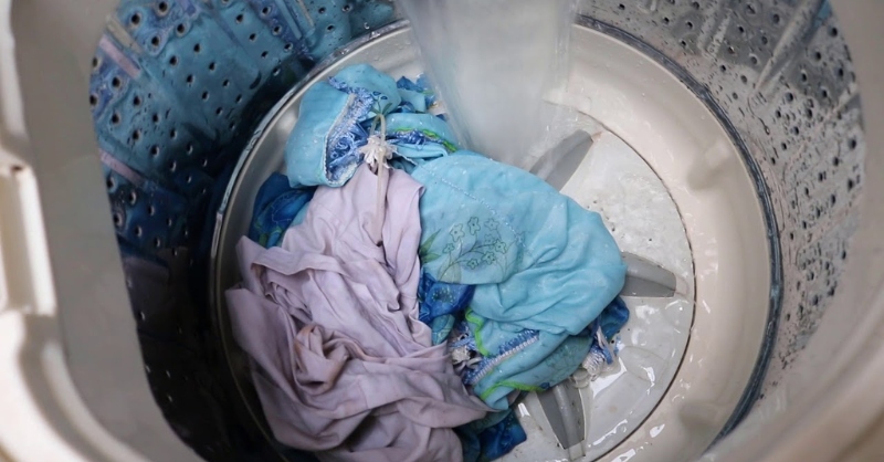 Đóng nắp của máy giặt cho khít để máy giặt Sharp xả nước như bình thường.