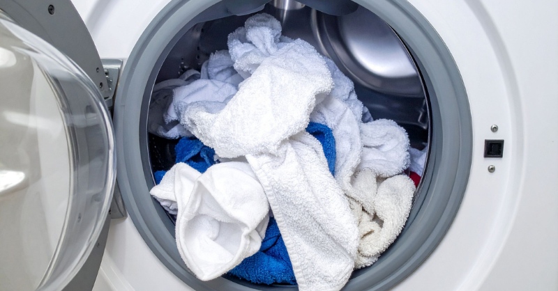 Tạm dừng máy, lấy bớt quần áo và khởi động lại để kiểm tra